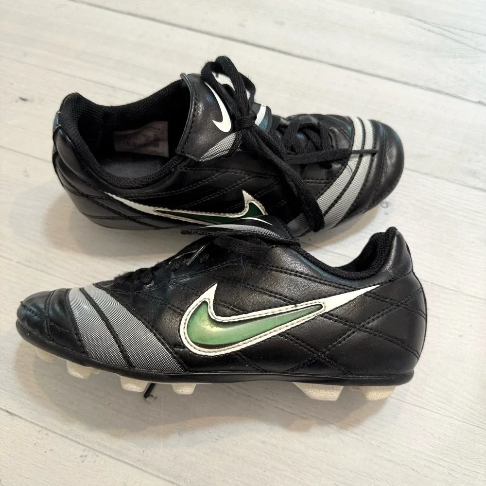 Nike 356917 011‎ JR Interchange FGR Soccer Cleats Colors Black White US Size 1.5